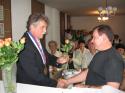Záber na starostu gratulujúceho jubilantovi Záber na starostu gratulujúceho jubilantovi