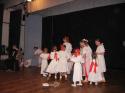 Na pódiu sú deti z folklórneho súboru Gajdlanček Na pódiu sú deti z folklórneho súboru Gajdlanček