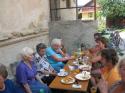 Záber na účastníkov posedenia pri guláši Záber na účastníkov posedenia pri guláši