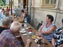Záber na účastníkov posedenia pri guláši Záber na účastníkov posedenia pri guláši