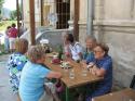 Záber na účastníkov posedenia pri guláši Záber na účastníkov posedenia pri guláši
