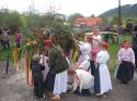 Záber na deti z folklórnej skupiny Gajdlanček pri zdobení mája Záber na deti z folklórnej skupiny Gajdlanček pri zdobení mája