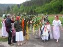 Záber na deti z folklórnej skupiny zdobiace máj Záber na deti z folklórnej skupiny zdobiace máj
