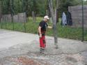 Záber na vylievanie betónu na plochu ihriska Záber na vylievanie betónu na plochu ihriska
