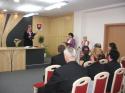 Záber na zástupkyňu starostu prihovárajúcu sa rodičom Záber na zástupkyňu starostu prihovárajúcu sa rodičom