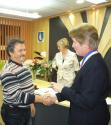Záber na zástupkyňu starostu pri gratulácii jubilantom Záber na zástupkyňu starostu pri gratulácii jubilantom