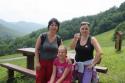 Záber na turistov pred chatou Záber na turistov pred chatou