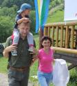 Záber na turistov pred chatou Záber na turistov pred chatou