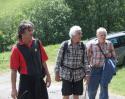Záber na turistov pred chatou Záber na turistov pred chatou