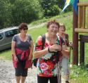 Záber na turistov pred chatou Záber na turistov pred chatou