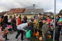 Záber na ukladanie tekvičiek ku vozíku s gazdom na križovatke Záber na ukladanie tekvičiek ku vozíku s gazdom na križovatke