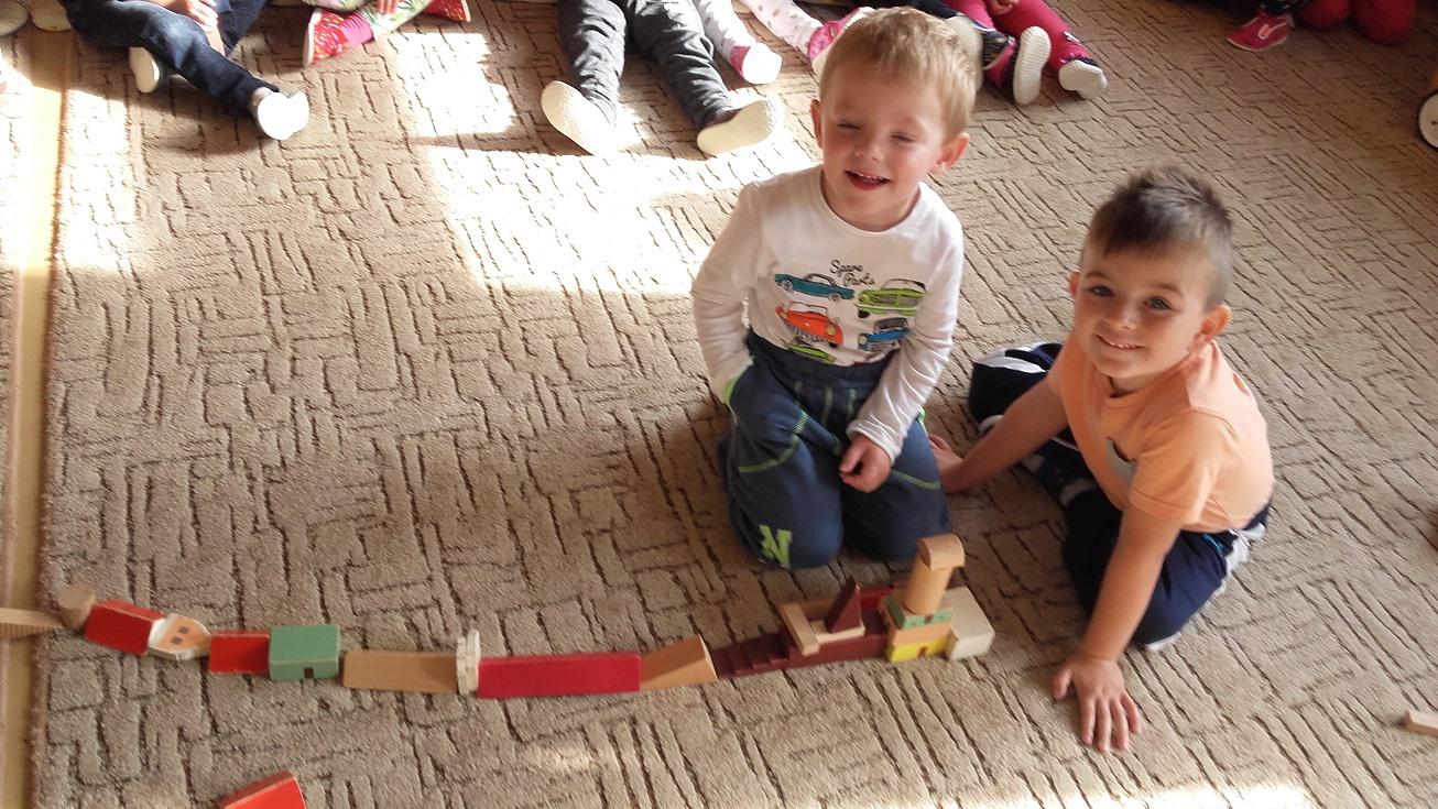 Fotogaléria Stavanie našej dediny z kociek (6) Stavanie našej dediny z kociek
